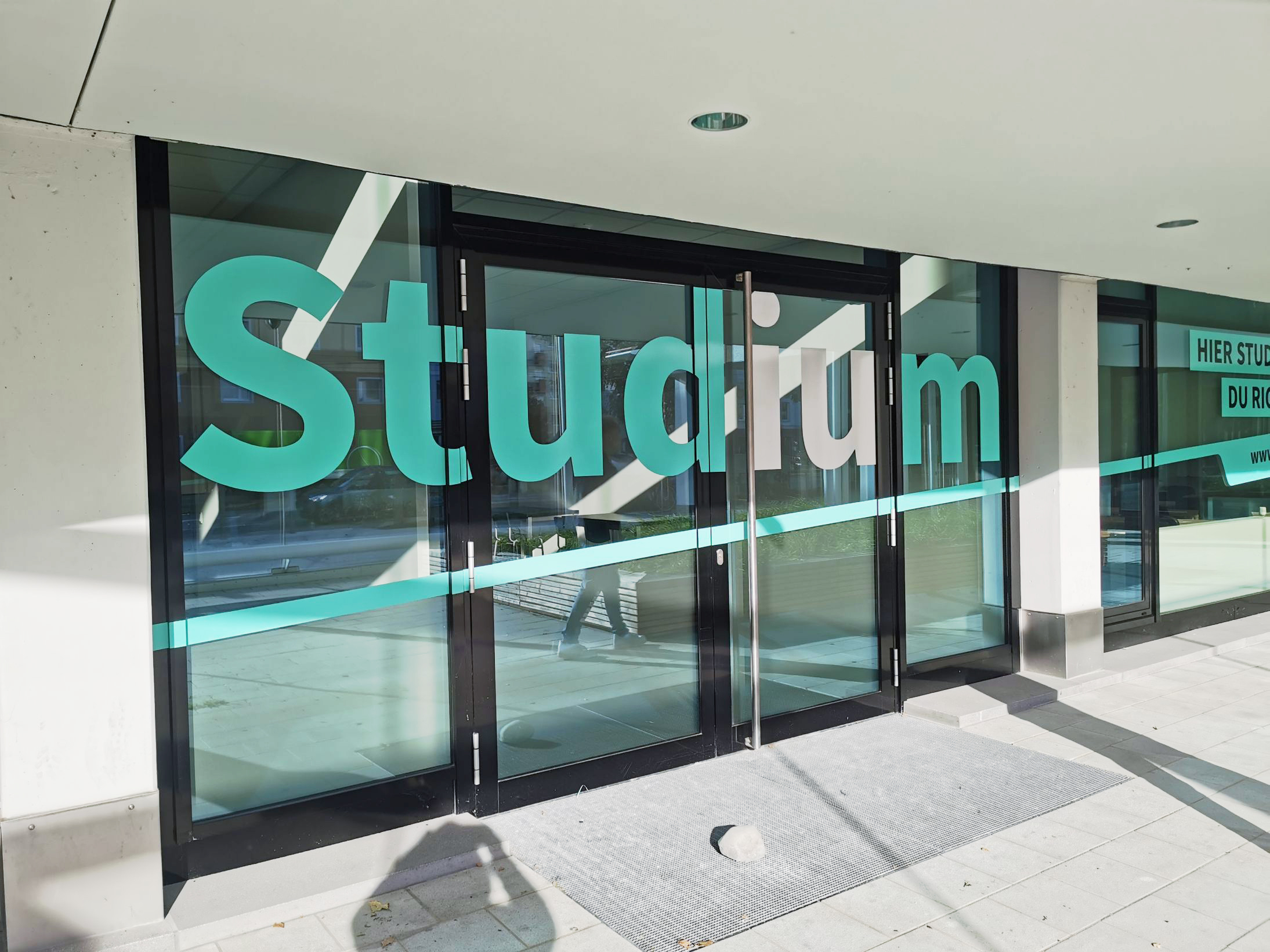 E2 IU Internationale Hochschule Standort München Folierungen der Fenster