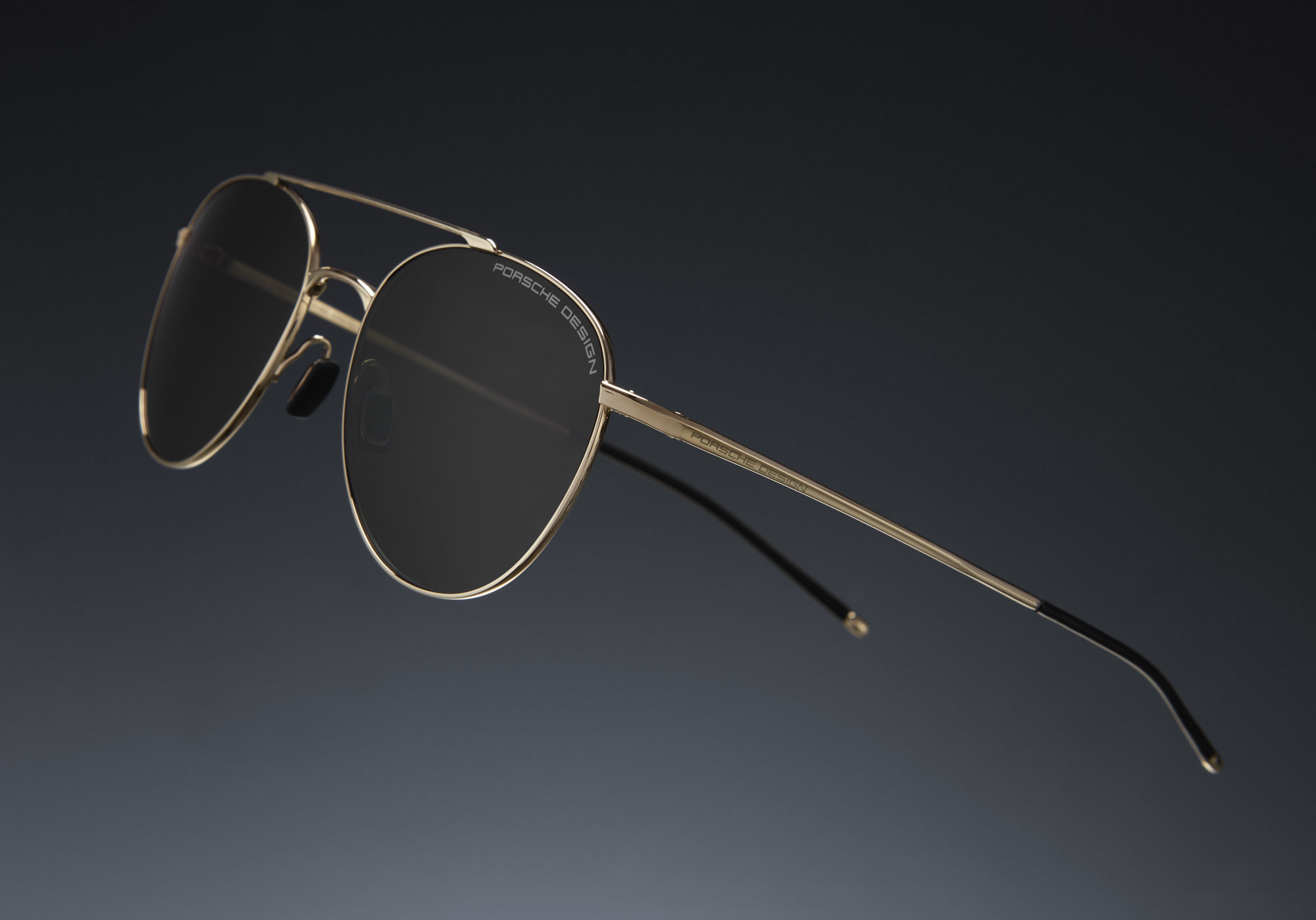 Rodenstock_Brille_Gold_02 Detailaufnahme einer Brille von Porsche Design, Rodenstock