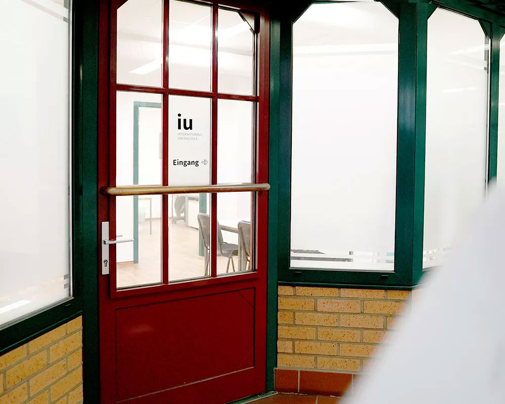 IU_Marke-im-Raum_Duesseldorf Foto einer Türbeschriftung am IU-Standort in Düsseldorf